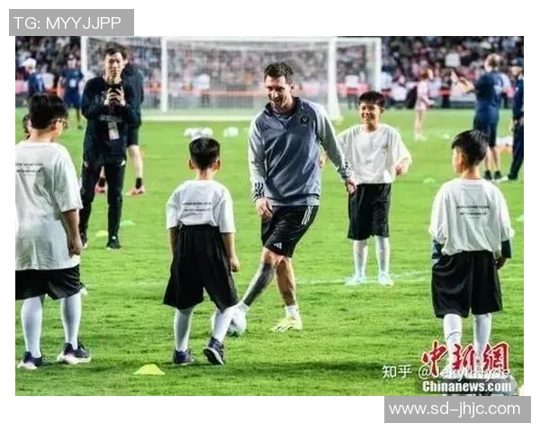 英国足球明星闪耀香港球迷热情迎接传奇球员到访盛况空前