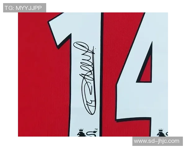 足球明星亲自送球衣给粉丝传递热爱与梦想的温暖时刻